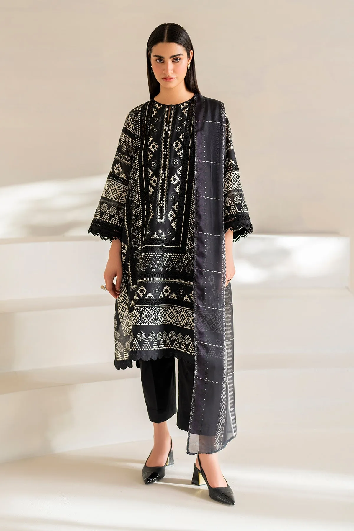 EMBROIDERED LAWN UF-672